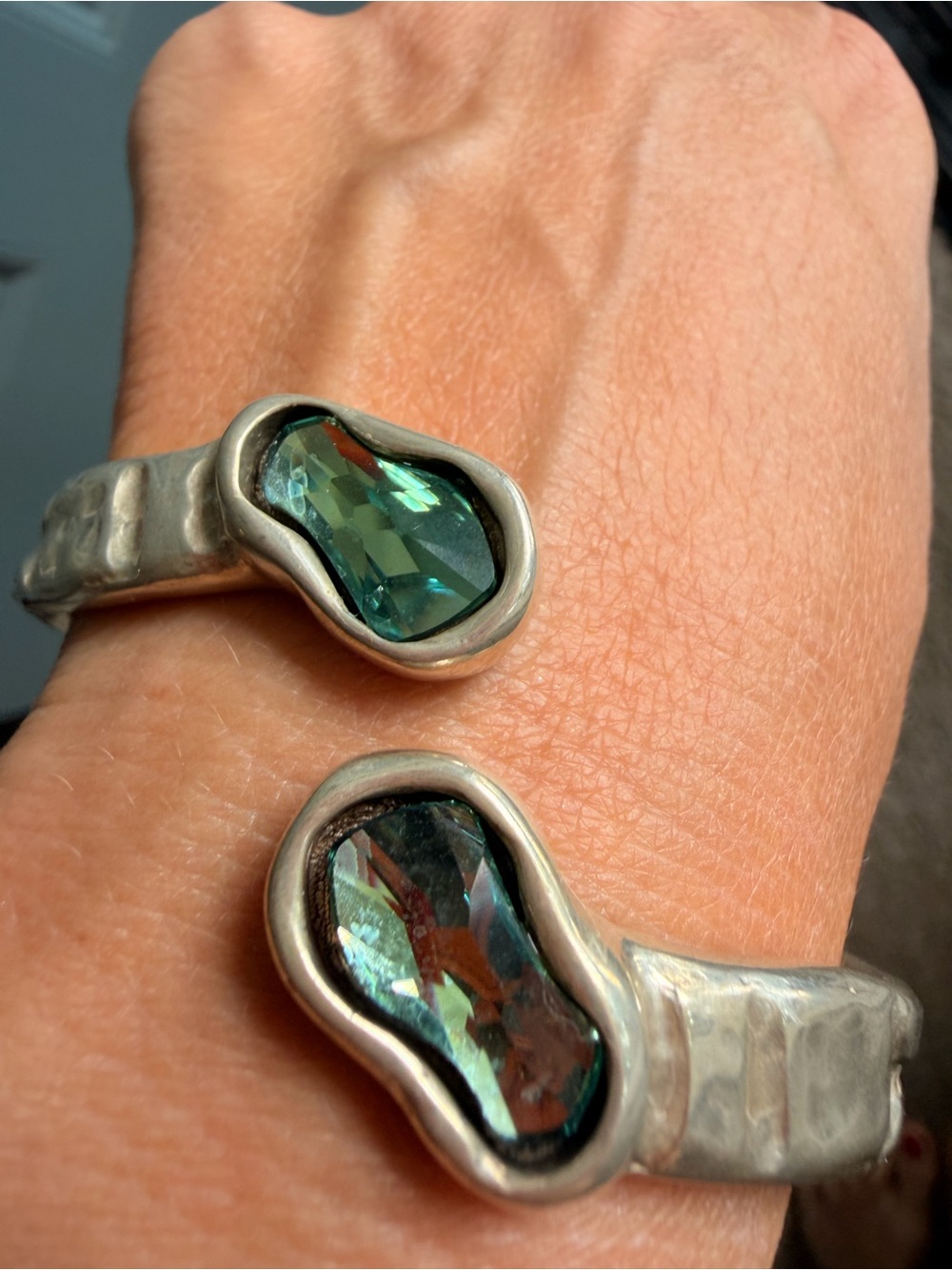 UNO de 50 Silver Open Cuff Bracelet with Green Iridescent Stones - Picture 2 of 6